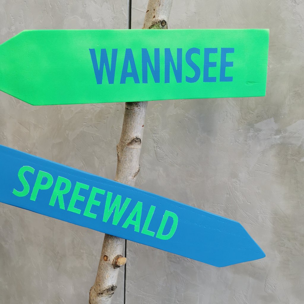 Hinweisschilder als Dekoration